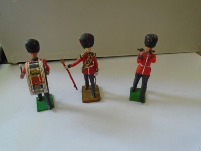 bnk jc Lot 3 soldati fanfara - 2xBritains + 1 neidentificat foto