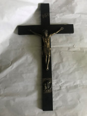 Cruce vechi din lemn si zinc cu Isus Rastignit 61x32cm foto