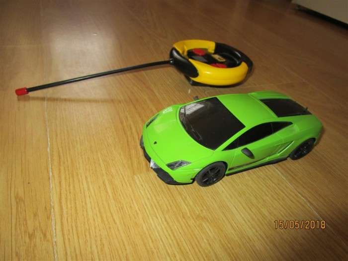 Masinuta Lamborghini cu telecomanda Scara 1:26 (18cm) foto mare Masinuta Lamborghini cu telecomanda Scara 1:26 (18cm) foto mare