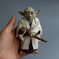 Figurina Yoda Marvel Star Wars cu toiag si pelerina foto