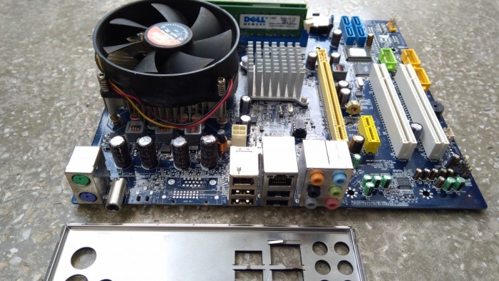 Placa de baza + Procesor Quad Core Q8200 / LGA 775 / Ram 4 Gb DDR2 Inclus (O5) foto mare Placa de baza + Procesor Quad Core Q8200 / LGA 775 / Ram 4 Gb DDR2 Inclus (O5) foto mare