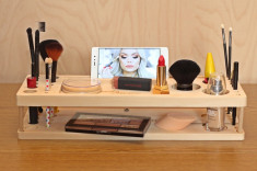 Organizator produse make-up cu suport pentru telefon sau tableta. foto