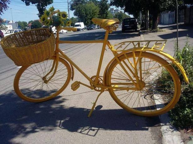 Bicicleta vintage model mare veche vopsita GALBENA,Reclama si decor,superba  | Okazii.ro
