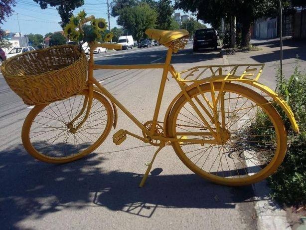 Bicicleta vintage model mare veche vopsita GALBENA,Reclama si decor,superba