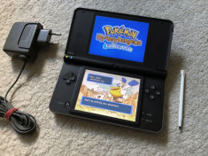 Nintendo DSI XL cu WIFI,2 camere+JOC POKEMON BLUE + incarcator priza+stilou foto