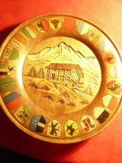 Farfurie ornamentala din lemn , frumos sculptata ,si cu Embleme Cantoane Elvetia foto
