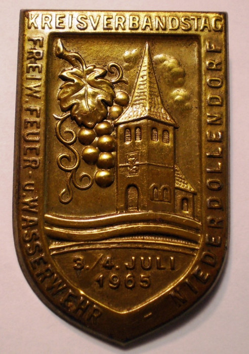 I.755 INSIGNA GERMANIA POMPIERI KREISVERBANDSTAG NIEDERDOLLENDORF 1965 h47mm