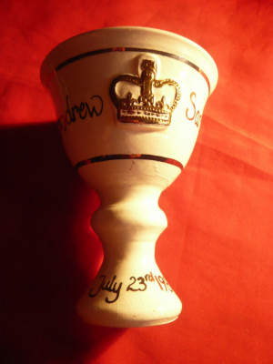 Cupa suvenir de la Nunta Printului Andrew cu Printesa Sarah , h= 11 ,4 cm Anglia foto