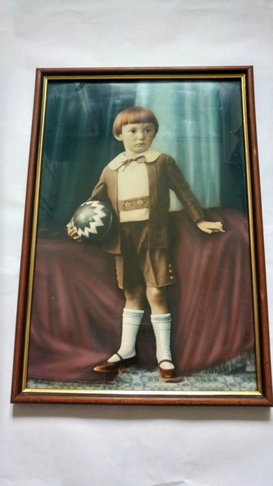 Tablou fotografic vechi, in rama, cu sticla, baiat cu minge, 44x30cm, decor