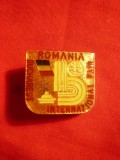 Insigna Targul International Bucuresti , L= 2,3 cm ,lb.engleza , metal si email