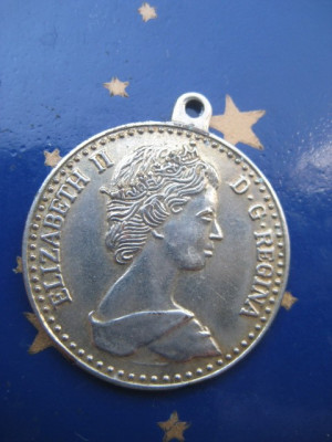 8611-Medalion Elizabeth DR Regina metal crom. foto