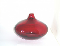 Vaza cristal rubin suflata manual - Salong - design Johanna Jelinek, IKEA Suedia foto