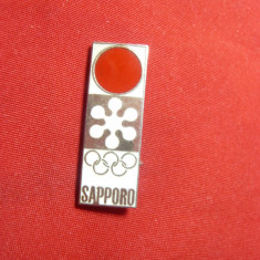 Insigna- Olimpiada de Iarna de la Sapporo -Japonia 1972 ,metal si email ,h=2,7cm