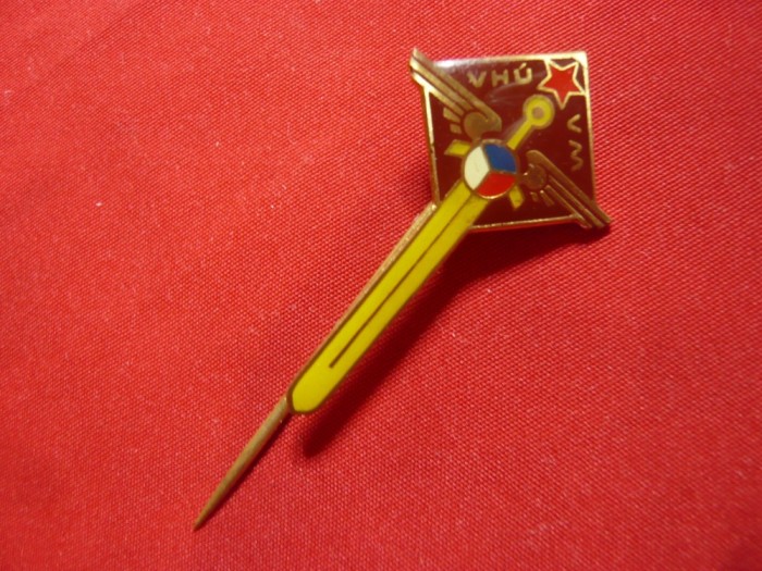 Insigna Militara Aviatie -Muzeul Militar Cehoslovacia , metal si email ,h= 3,5cm