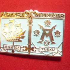 Insigna Orase Prietene - Leningrad si Turku - URSS , metal si email , L=4cm
