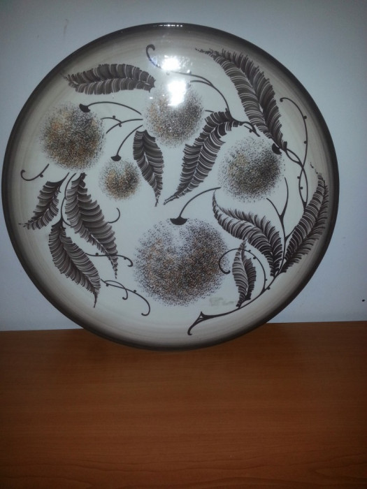 Farfurie placa mare aplica ceramica decor de perete handmade Germania semnat crem maro pictat manual diametru 43 cm