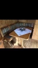 Coltar de bucatarie cu masa din lemn foto