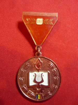 Insigna -Premiul III la Festival Cantarea Romaniei 1978-1979 ,h=6cm ,metal si em foto