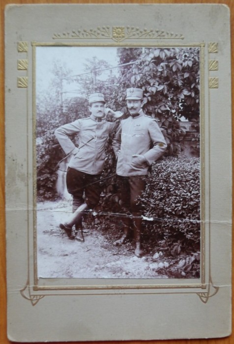 Fotografie pe carton; Ofiteri romani din Transilvania, medic militar, 1914