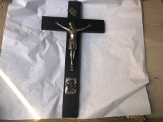 Cruce veche,din lemn,cu Isus metalic,rastignit foto