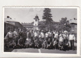 Bnk foto - Grup de excursionisti la Manastirea Agapia - 1980, Alb-Negru, Romania de la 1950, Cladiri