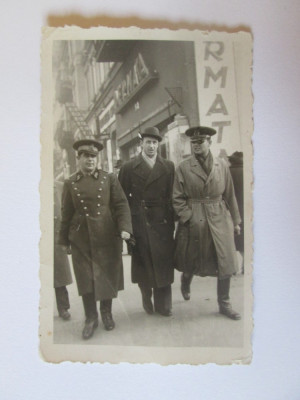 Foto 90 x 52 mm ofiteri romani anii 30,in fundal droguerie si magazinul Dermata foto