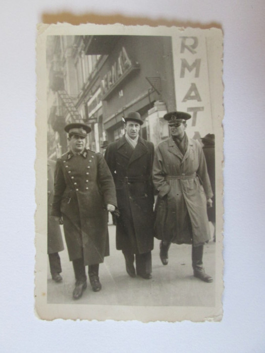 Foto 90 x 52 mm ofiteri romani anii 30,in fundal droguerie si magazinul Dermata
