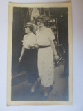 Foto carte postala 140 x 88 mm cu 2 doamne,in fundal magazin parfumuri,cosmetice, Alb-Negru, Romania 1900 - 1950, Portrete