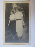 Foto carte postala 140 x 88 mm cu 2 doamne,in fundal magazin parfumuri,cosmetice