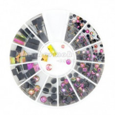 Decora?iuni nail art ? strasuri - diverse forme foto