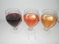 vin natural alb-roze-rosu foto