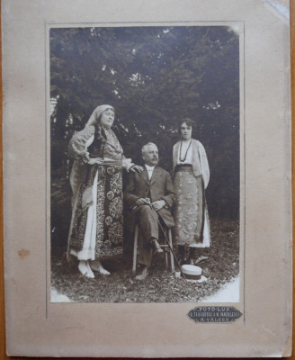 Foto pe carton , General Marin Niculescu cu familia , Rm. Valcea , interbelica foto