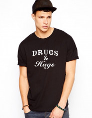 Tricou negru barbatesc Drugs &amp;amp; Hugs foto