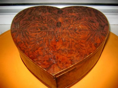 9918-Caseta veche model inima stil Biedermeier. Probabil anii 1900. foto
