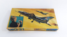 L MIG 21 Macheta avion vechi model kit GDR Plasticart foto