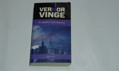 VERNOR VINGE - LA CAPATUL CURCUBEULUI foto