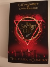 G J Daugherty - The Secret City, The Dark is Coming (Fantasy) foto