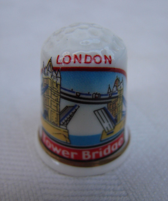 Degetar din portelan englezesc inscriptionat London Tower Bridge