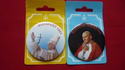 INSIGNE PAPA IOAN PAUL II BUDAPESTA 1991 LOT 2 BUC. foto