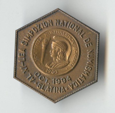 Al XI lea Simpozion national de NUMISMATICA - SLATINA - Insigna SNR Rara foto