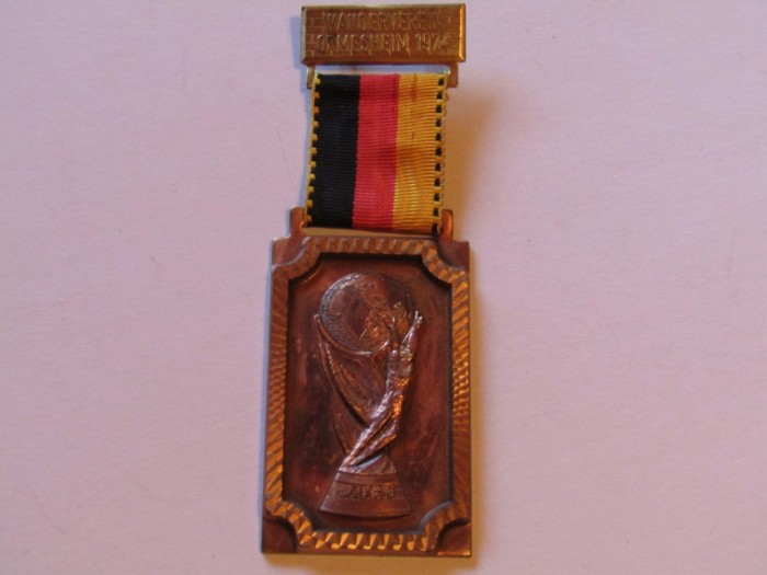 Insigna fotbal Cupa Mondiala GERMANIA 1974 Okazii.ro