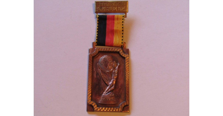 Insigna fotbal Cupa Mondiala GERMANIA 1974 Okazii.ro