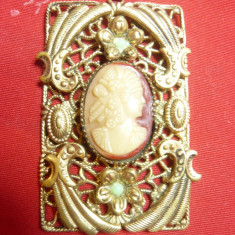 Medalion vechi ,bronz aurit filigranat cu Camee ,dim. = 2,7x4,5 cm