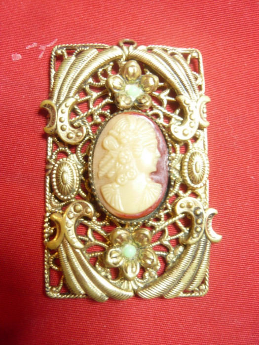Medalion vechi ,bronz aurit filigranat cu Camee ,dim. = 2,7x4,5 cm