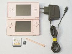 Consola jocuri Nintendo DS Lite roz + card modare + micro SD 1 Gb plin cu jocuri foto