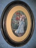 Litografie Veche, Rama Ovala Neagra, Femeie cu Vaza Liliac, Gradina, 63x53cm, Lemn Masiv, Anii 1900, Arta Colectie