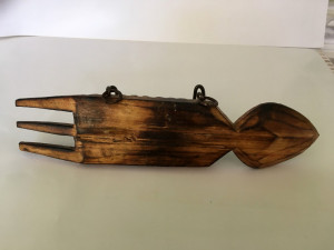 Cuier etno de lemn sculptat forma de lingura si furculita, 2 agatatori  metal | Okazii.ro