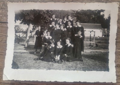 Scoala de fete, fotografie de grup in curtea scolii foto