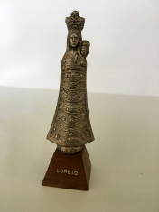 Statueta Madona din Loreta, metal pe postament de lemn, suvenir din Loreto, 9cm foto