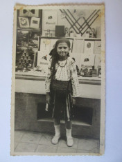 Foto 135 x 80 mm fetita in costum popular,fundal cu vitrina magazin:Wehrmacht... foto